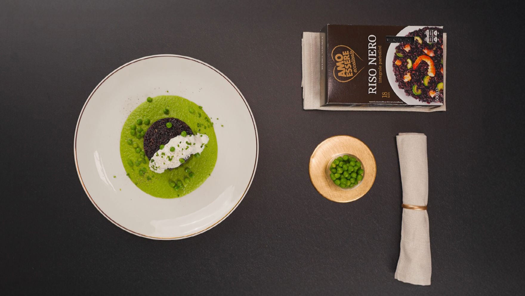 ricetta-tortino-di-riso-nero-allerba-cipollina-su-crema-di-piselli-e-stracciatella.jpg