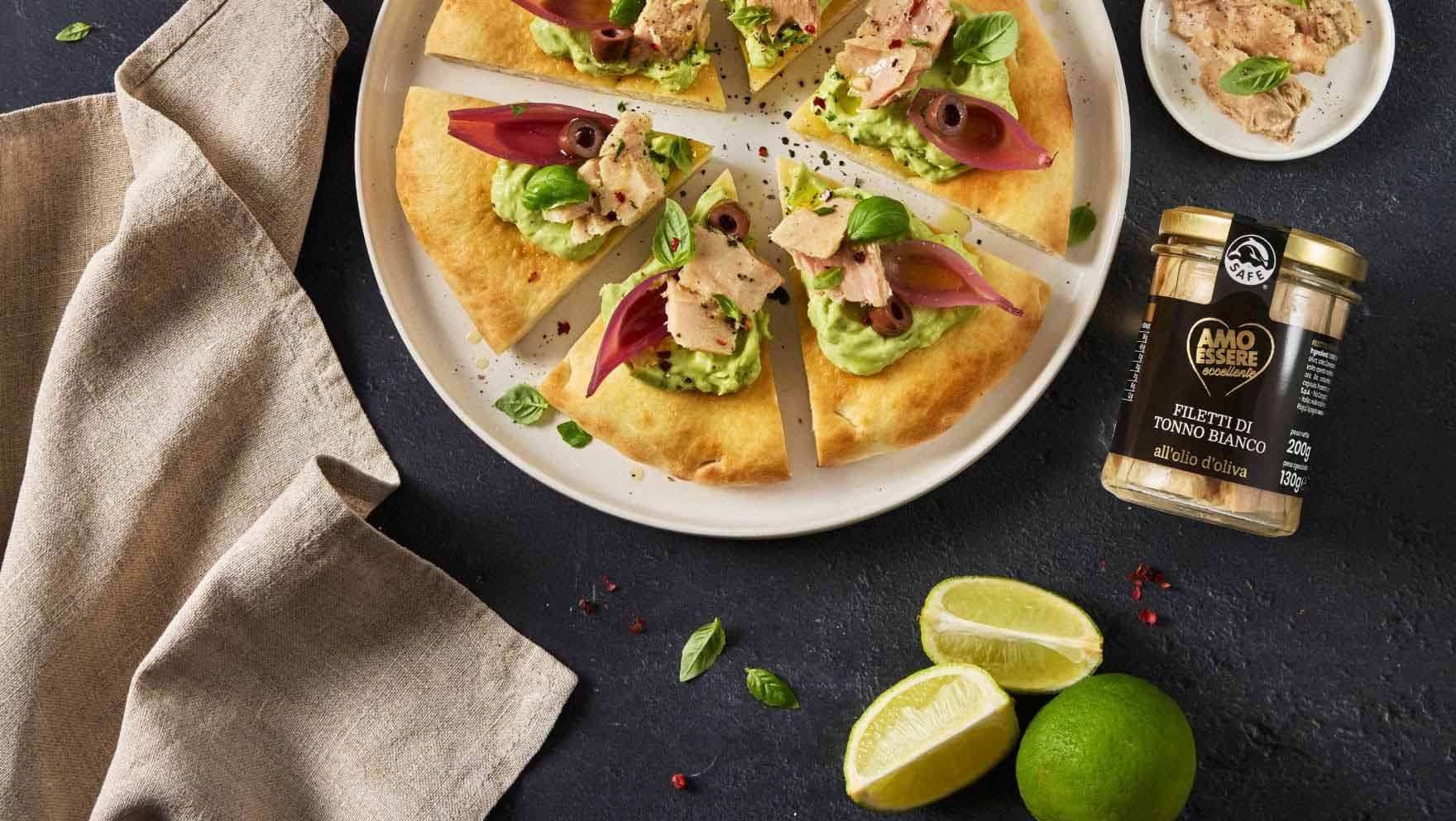 ricetta-pizza-gourmet-con-filetti-di-tonno-bianco-cipolle-in-agrodolce-e-crema-di-avocado.jpg