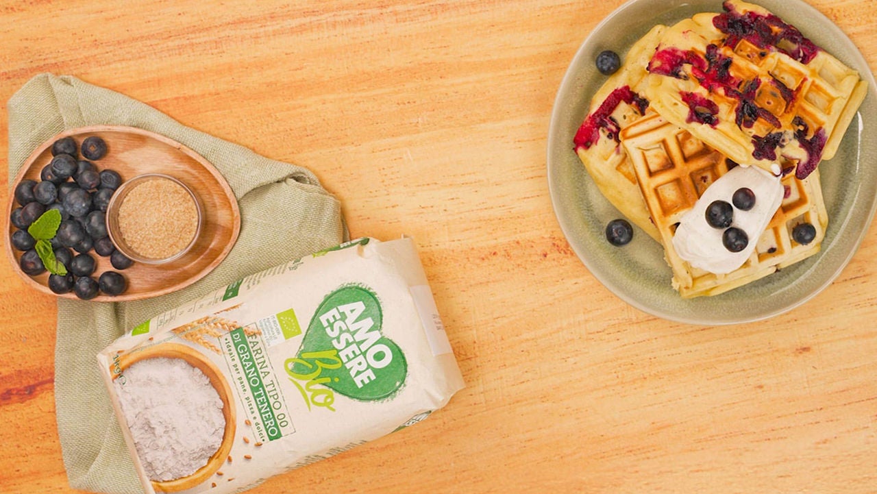 ricetta-waffle-ai-mirtilli-con-crema-al-formaggio-spalmabile.jpg